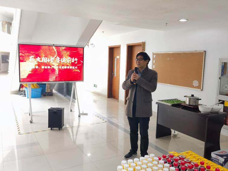 图片包含 室内, 天花板, 人, 女人
描述已自动生成