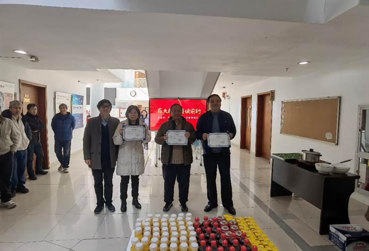 一群人站在房间里
描述已自动生成