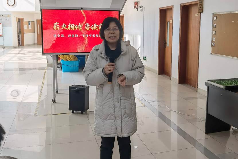 人站在墙边

描述已自动生成