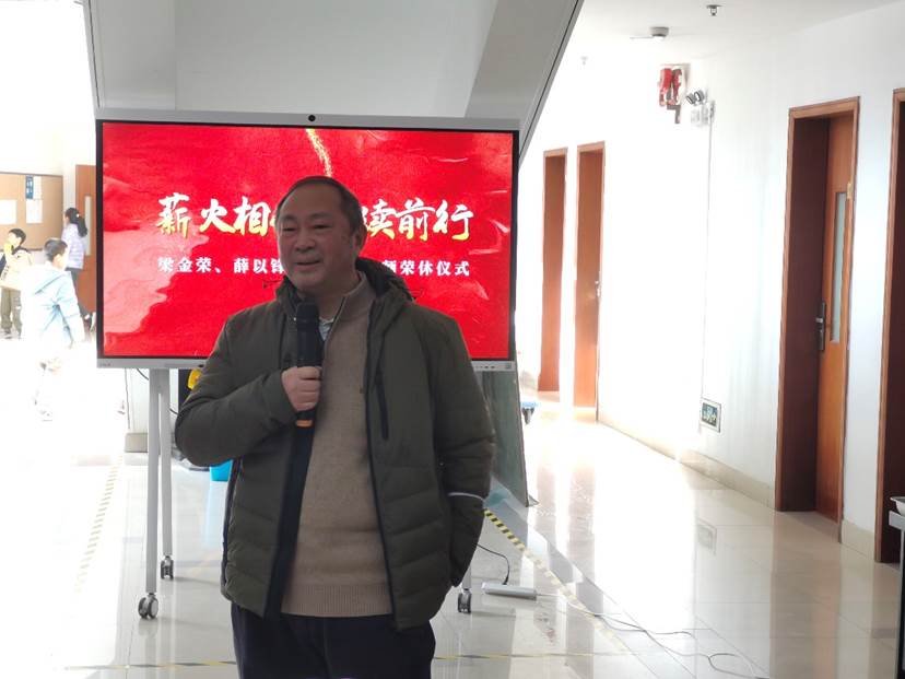 男人站在墙边
中度可信度描述已自动生成